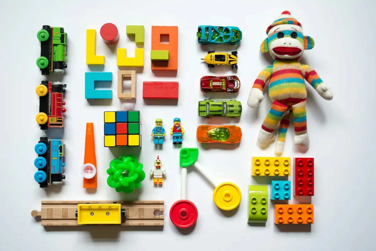 Brinquedos coloridos de bebê arrumados lado a lado